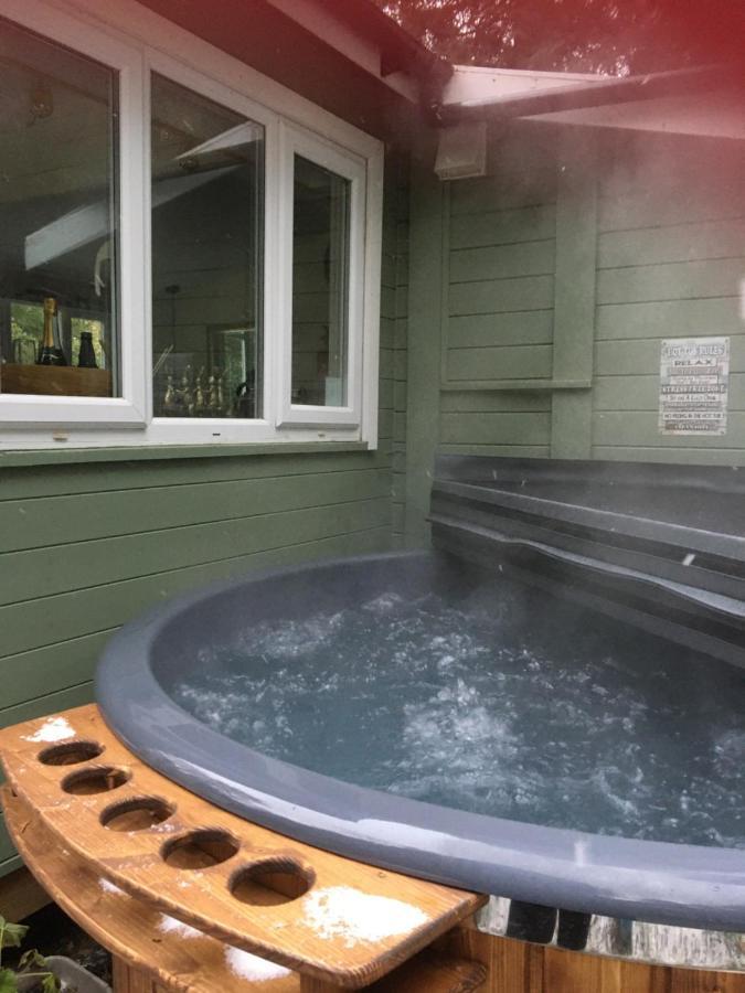 Villa Woodland Cabin With Private Wood-Fired Hot-Tub à Farnham  Extérieur photo